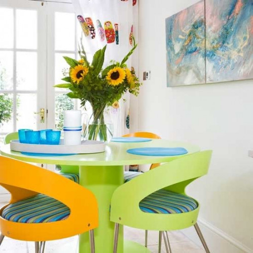 Кухня со стульями разного цвета